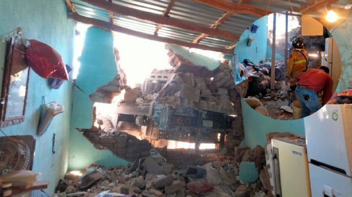 Camión tumba casa de adobe; dos ancianos, bajo los escombros