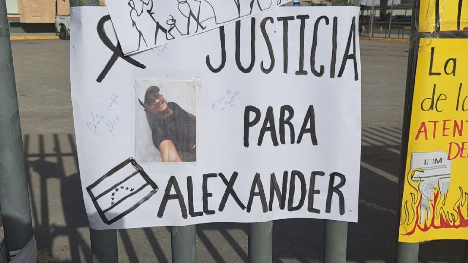 Este fue el mensaje que amigos de 'Alex' le dejaron en el memorial afuera de la estación migratoria de Ciudad Juárez