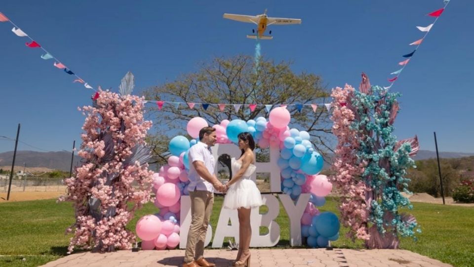 En redes sociales se dio a conocer el evento del alcalde del PVEM, quien contrató el servicio de un escenario decorado con globos, flores y un letrero, en el que anunció que espera el nacimiento de un niño