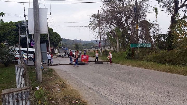 Bloquean carretera Huejutla-San Felipe por elección de delegado