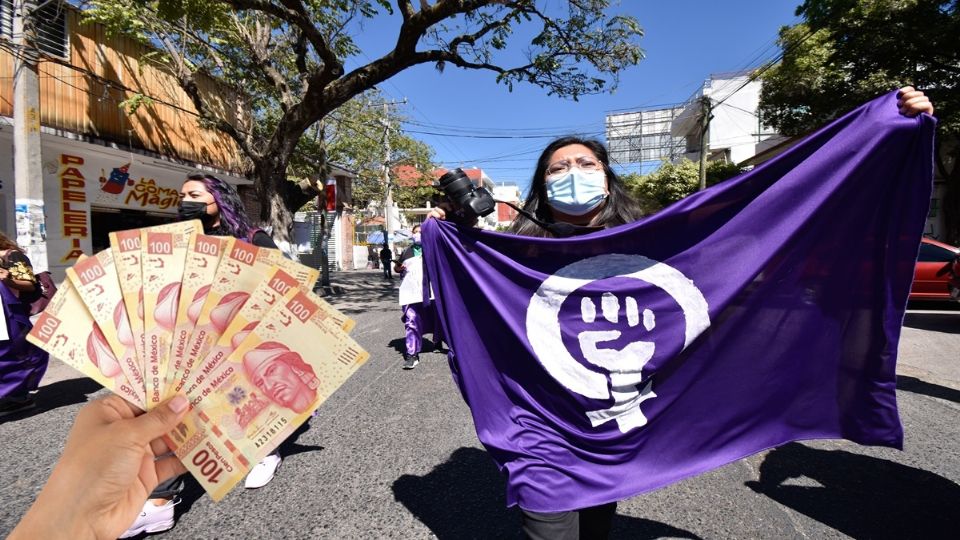 Los hombres dedican al trabajo remunerado 46 horas a la semana y las mujeres 38.