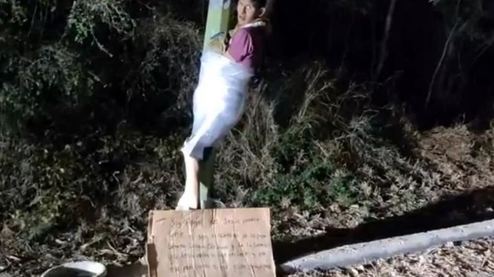 Ángel se robó un celular; vecinos lo envuelven en plástico y lo dejan en un poste