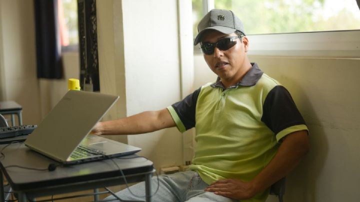 Ángel no puede ver, estudia Derecho y pide una Universidad Veracruzana más inclusiva