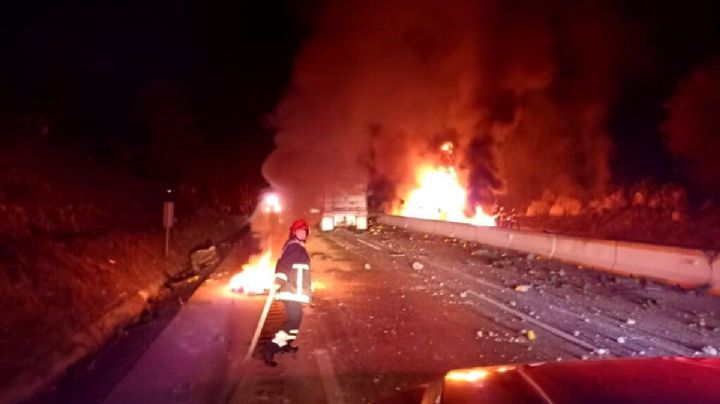 VIDEO: Explota tráiler en caseta de Cuitláhuac; cierran autopista