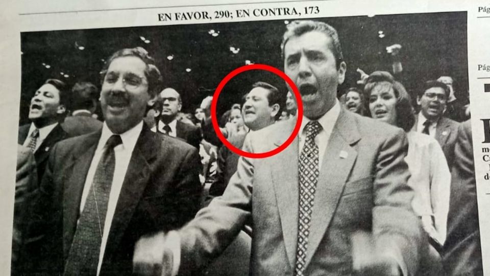 Humberto Roque Villanueva con la 'roqueseñal' y atrás, Ignacio Ovalle, en portada de La Jornada, 18 de marzo de 1995