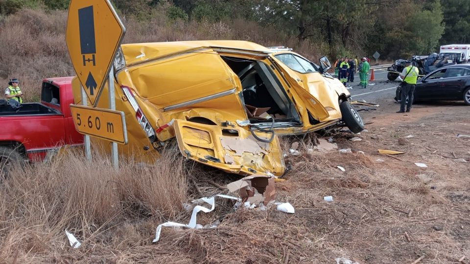 Al menos 5 automóviles estuvieron involucrados en un aparatoso accidente en la autopista Siglo XXI, en el tramo Uruapan-Pátzcuaro, a la altura de Zirahuén, en Michoacán