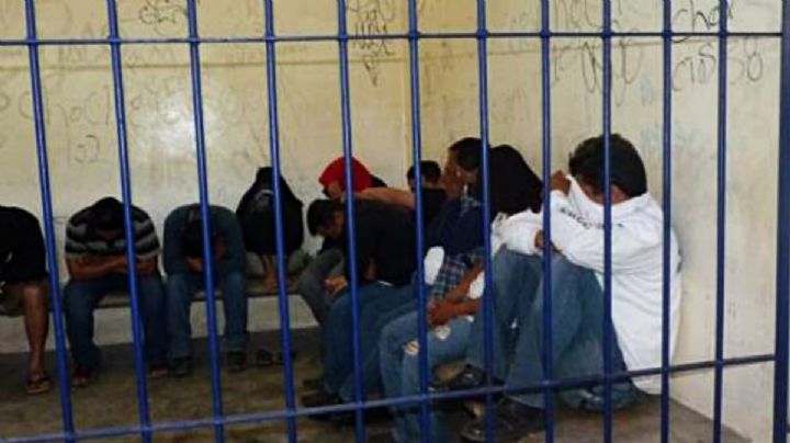 Por capricho, policías detienen a un ciudadano de Tianguistengo y se pone grave en barandilla