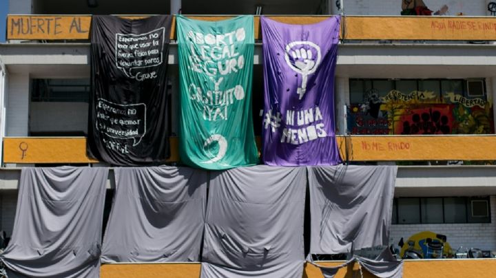 Maestros de Filosofía de la UNAM defienden libertad de cátedra y marchan al interior de la facultad