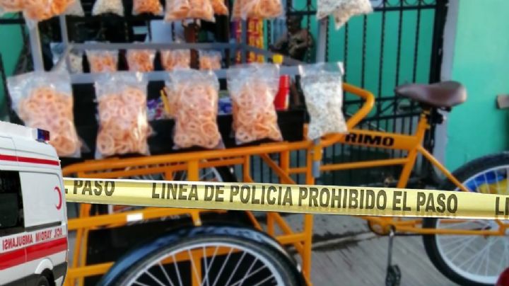 Atropellan a dulcero en su triciclo y ayudan a recoger mercancía para evitar rapiña | VIDEO