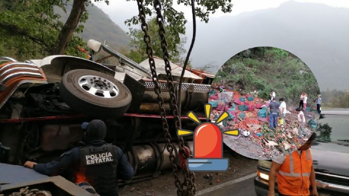 Frente a traileros muertos, así rapiñaron tomates en la Orizaba-Puebla
