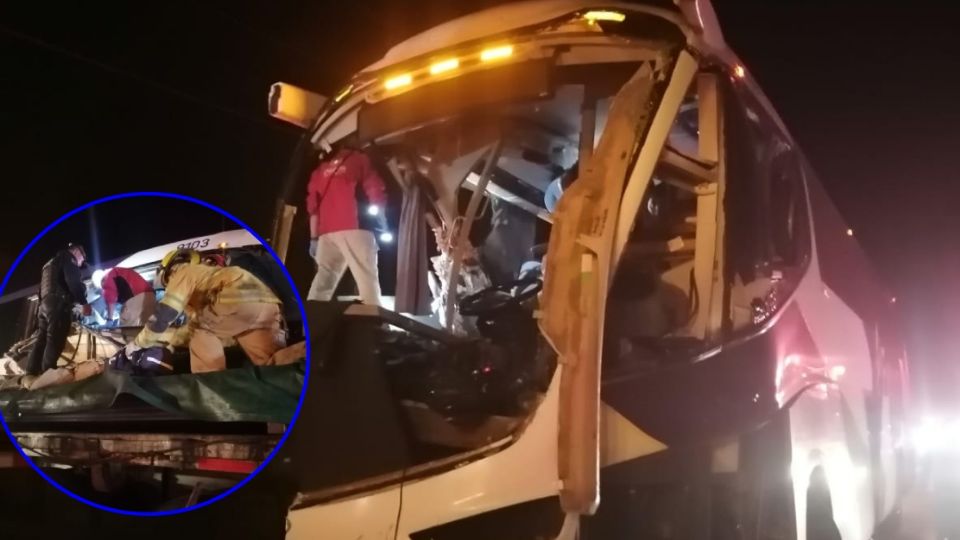 Elementos del Cuerpo de Bomberos y Paramédicos Voluntarios de San Luis de la Paz rescataron a 5 personas del autobús.