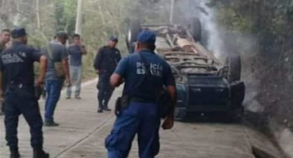Policías vuelcan en su patrulla en Xochiatipan; esto pasó