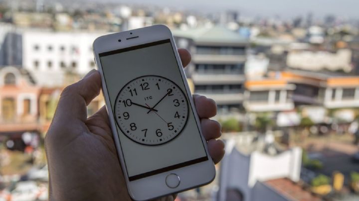 Horario de verano: No eres tu, dispositivos móviles adelantan la hora y memes no perdonan