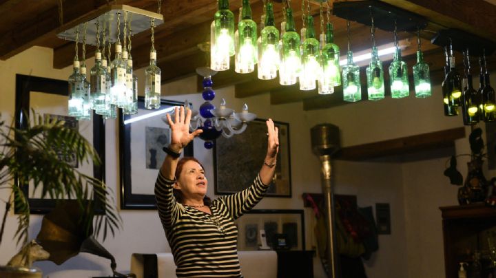Lámparas con botellas: Frida, xalapeña que hace arte con el reciclaje