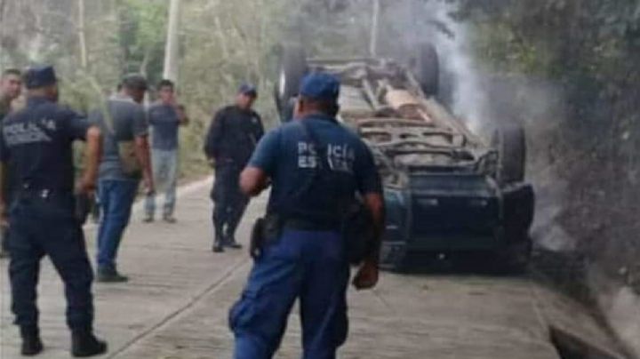 Policías vuelcan en su patrulla en Xochiatipan; esto pasó