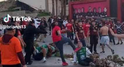A golpes y patadas: violentan a aficionados del Club León en Tijuana