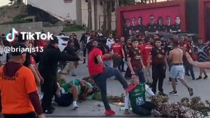 A golpes y patadas: violentan a aficionados del Club León en Tijuana