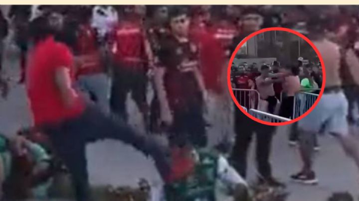 La brutal pelea entre aficionados de Xolos y León que indigna al futbol mexicano: VIDEO