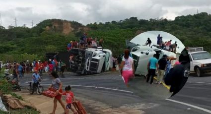 Cae la rapiña tras volcadura de tráiler en carretera del sur de Veracruz