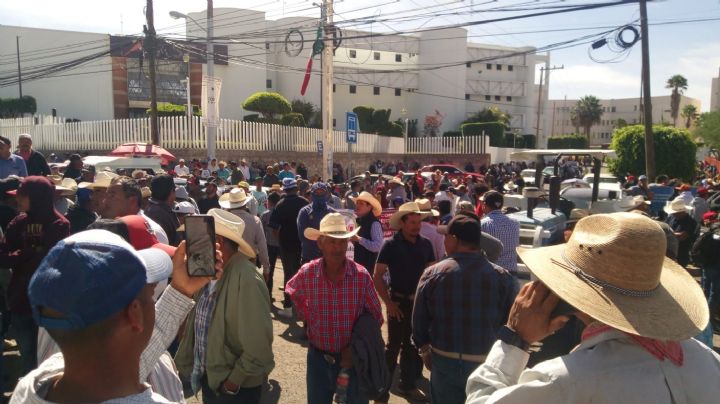 500 campesinos bloquean acceso a Guanajuato capital