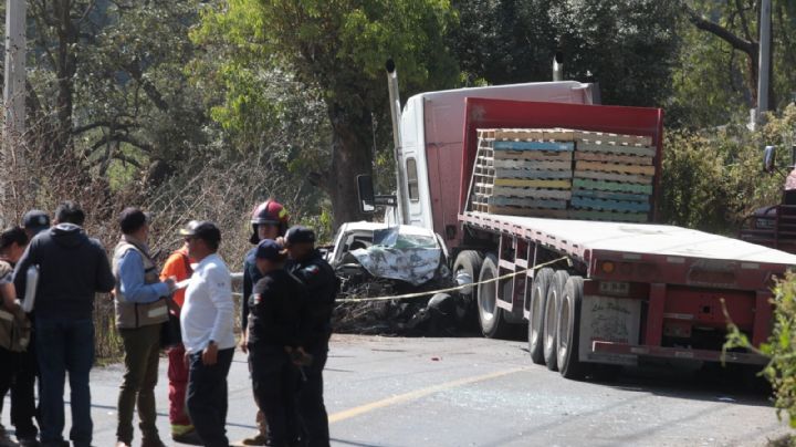 VIDEO: Tráiler choca contra taxi y causa 4 muertos en Tenancingo-Tenango
