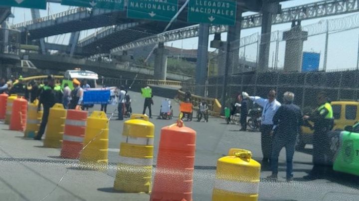 VIDEO: Bloqueo en el AICM mete en aprietos a viajeros en la Terminal 1
