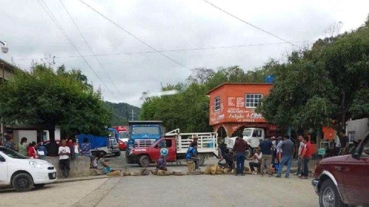 Habitantes de una comunidad de Hidalgo buscan independizarse; bloquean carretera
