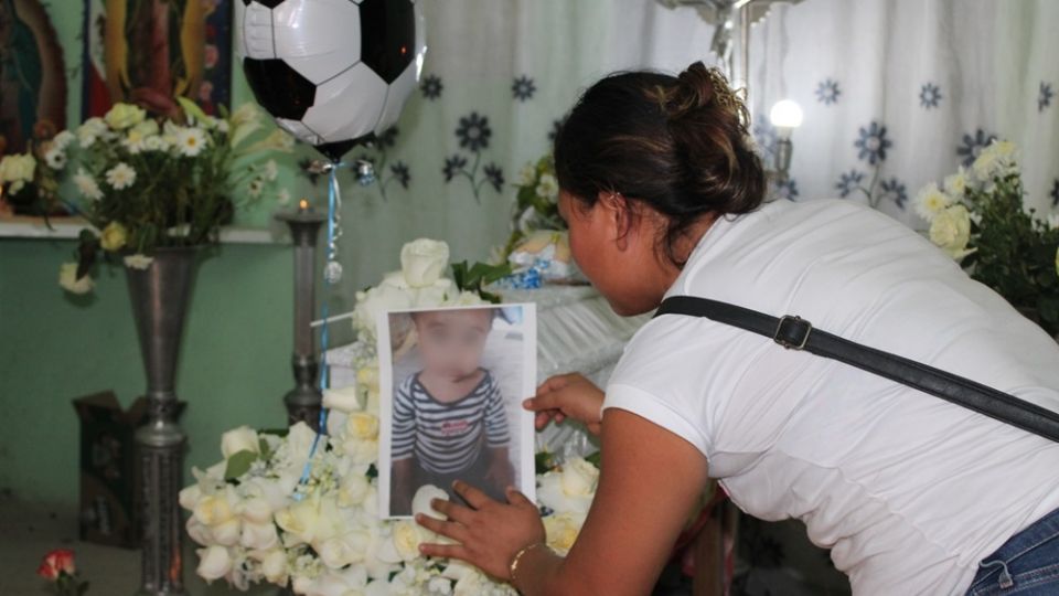 La madre y el padrastro del infante permanecen detenidos, la primera por omisión y el segundo por matar al infante a golpes; lo habría azotado contra la pared