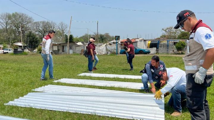 Ayuntamiento de Córdoba entrega láminas a familias afectadas por lluvias e incendio