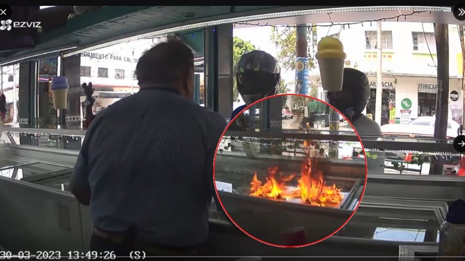 VIDEO: Extorsionadores prenden fuego a una paleteria y a un adulto mayor