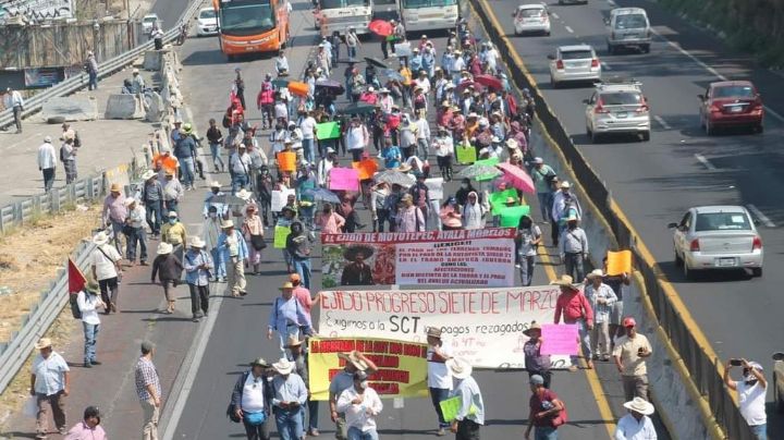 Bloqueo causa caos en la México-Cuernavaca; campesinos protestan y afectan a vacacionistas
