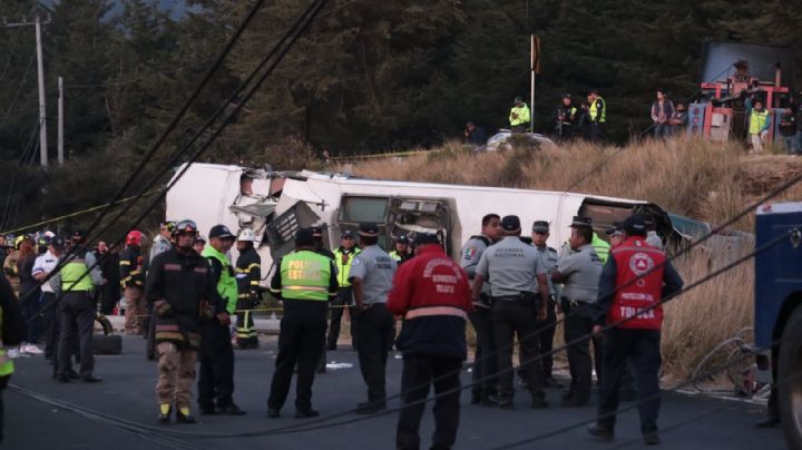 VIDEO: Camión Flecha Roja vuelca en la México-Toluca a la altura de La Marquesa; hay 4 muertos