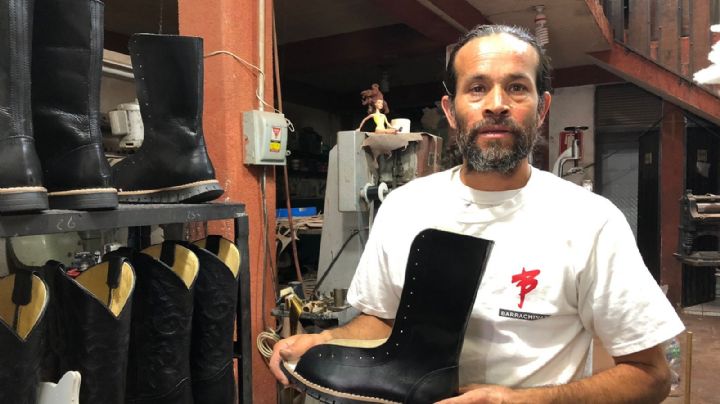 Jesucristo es zapatero y enseña a los niños a jugar futbol