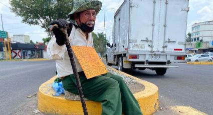 Con letreros religiosos, Pedro lucha “por un taco” en calles de Xalapa