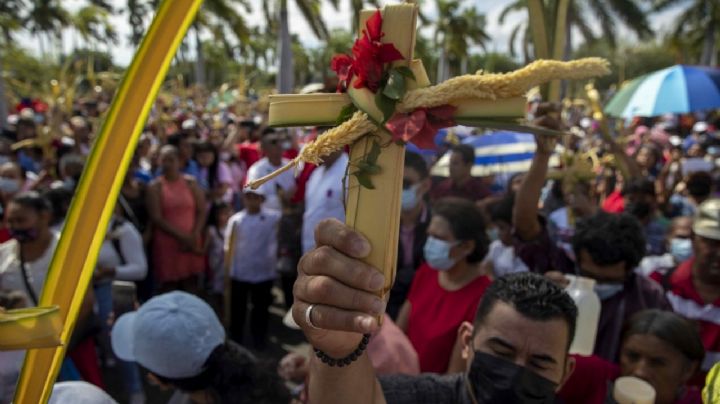 Relataba procesión religiosa de Jueves Santo y lo detiene la policía