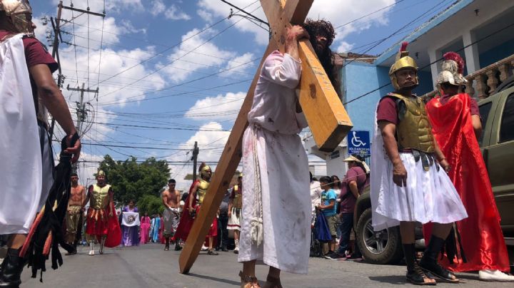Vecinos de San Miguel viven la pasión de Cristo: Crucifican al Cristo Zapatero