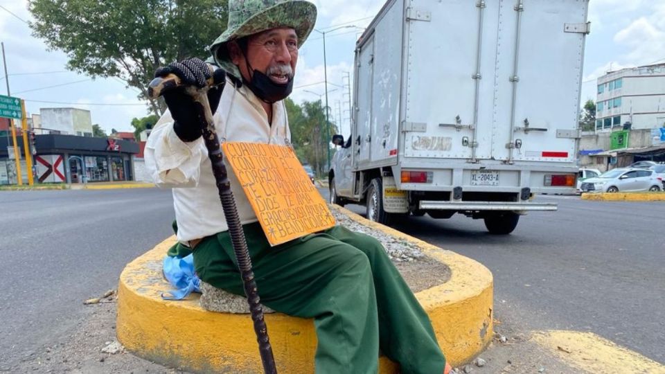 En las calles de Xalapa, pide limosna para vivir.