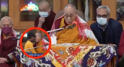 Dalai Lama desata enojo al besar a un niño en la boca