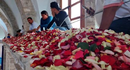Lluvia de pétalos: por sequía en Mineral del Chico completan con rosas de Puebla