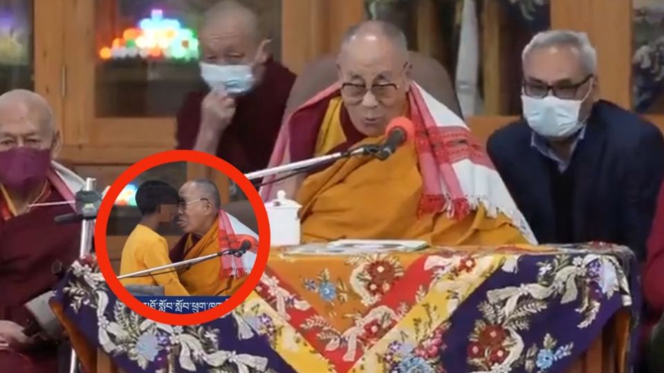 En un video se observa al líder religioso tibetano presidiendo una ceremonia, en la que abraza y besa a un menor de edad