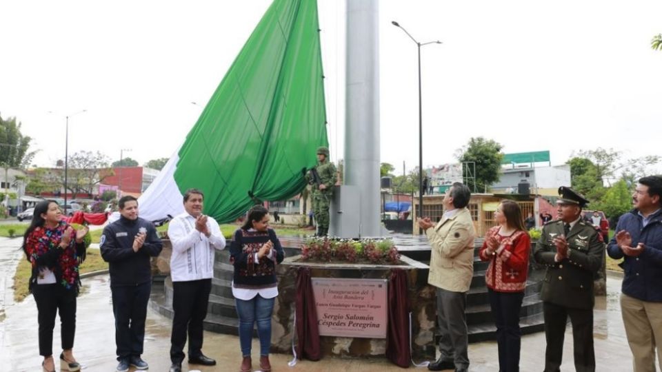 En Xicotepec, el mandatario inauguró un Asta Bandera Monumental, entregó patrullas y títulos de propiedad