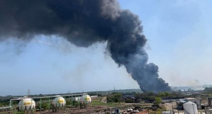 Incendio a un costado de la refinería de Minatitlán alarma a pobladores
