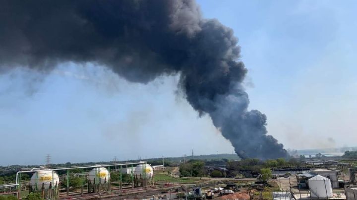 Incendio a un costado de la refinería de Minatitlán alarma a pobladores