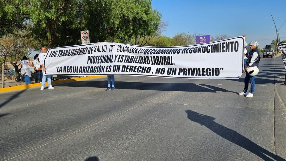 Trabajadores del sistema de salud de Guanajuato se manifestaron para exigir sus bases laborales, a las afueras del Hospital Pediátrico de León.