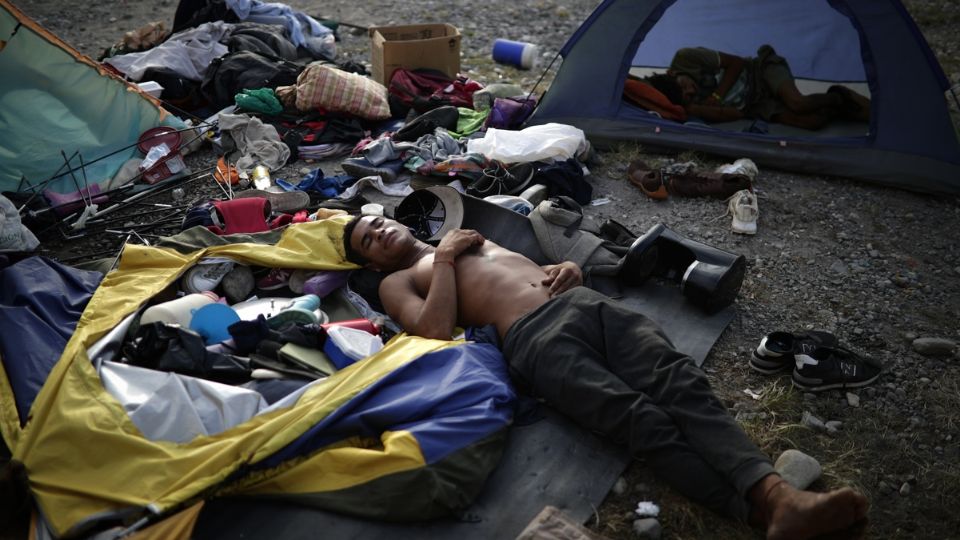 EU amaga a migrantes
