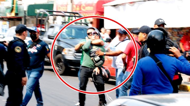 VIDEO: Policías hacen "llave china" a reportero; la SSC los suspende