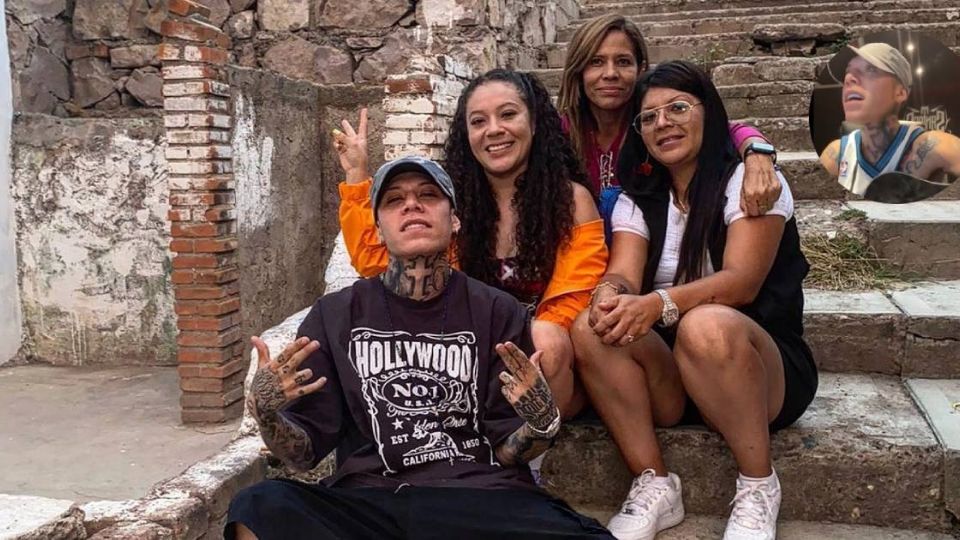 Santa Fe Klan, con sus hermanas y su mamá.