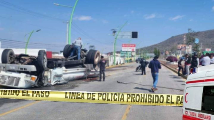 Pipa queda como “chicharrón” al volcar en el bulevar Colosio; hay cierre total