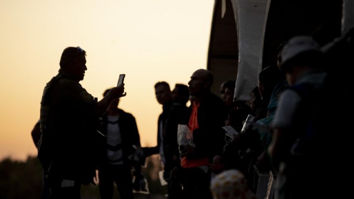 Deportaciones aceleradas en lugar de expulsiones inmediatas en la frontera