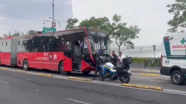 Metrobús choca en Avenida Cuauhtémoc, frente a Parque Delta